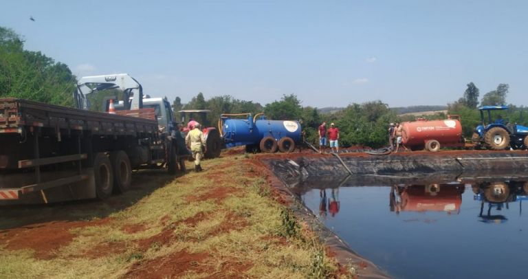 Vídeo mostra momento em que carro cai em esterqueira; bombeiros continuam no local
