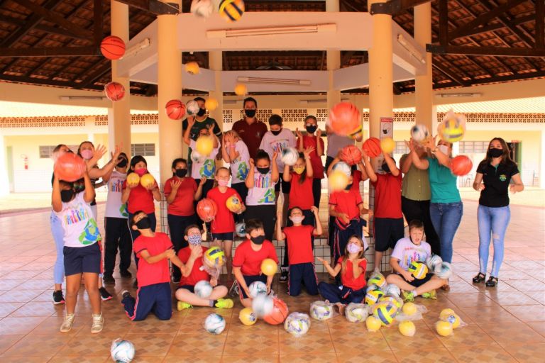 Escolas de Mercedes recebem materiais esportivos