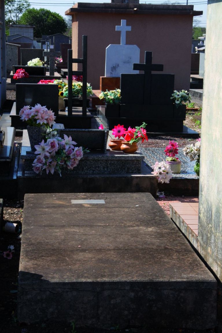 Túmulos de cemitério de Novo Três Passos têm pertences furtados