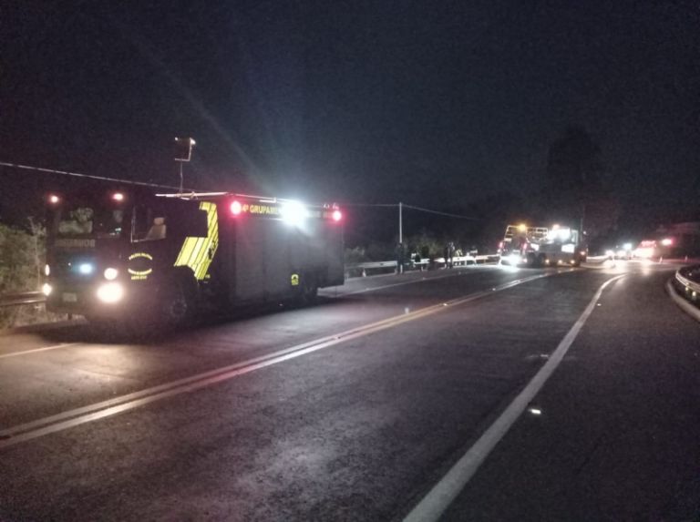 Caminhonete roubada capota e bloqueia Ponte Ayrton Senna