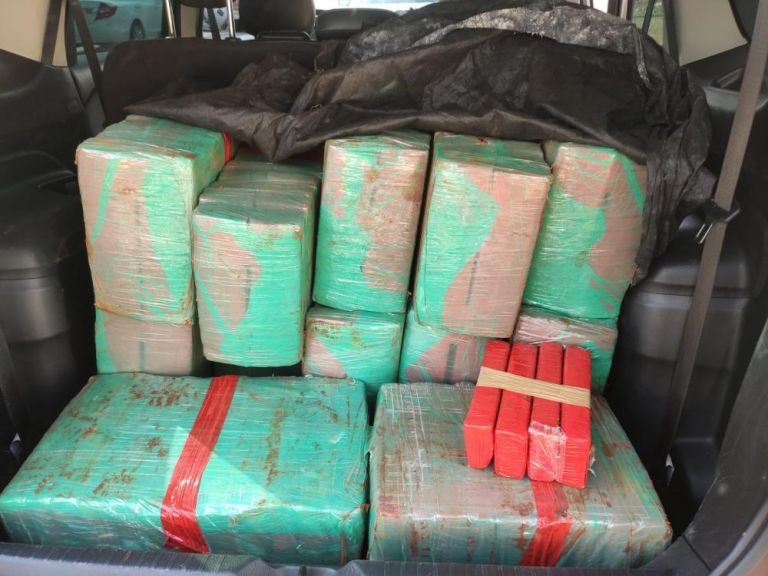 PM intercepta veículo nas proximidades do Lago Municipal e apreende cerca de 300 quilos de maconha