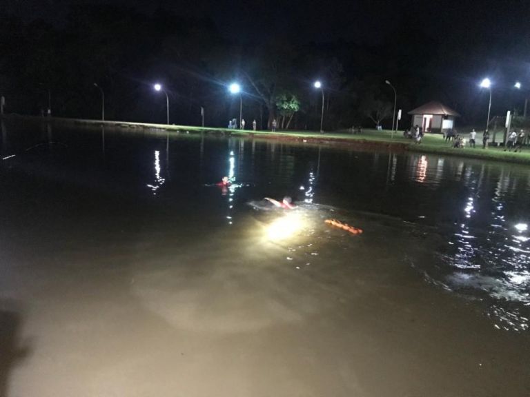 Homem tenta salvar adolescente e segue desaparecido no Lago Municipal