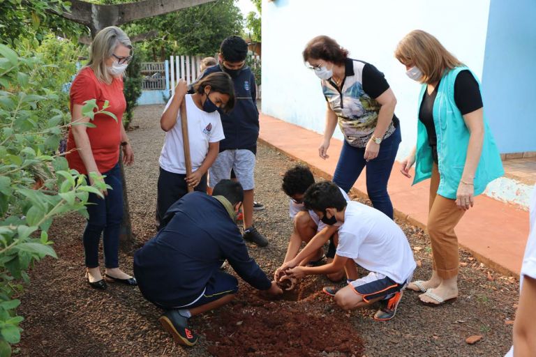 Ações ambientais do Dia da Árvore envolvem estudantes da rede municipal de Santa Helena
