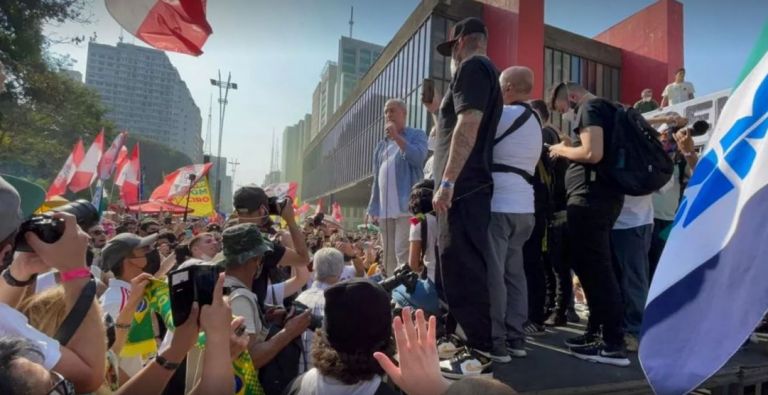 Cidades brasileiras têm protestos contra Bolsonaro
