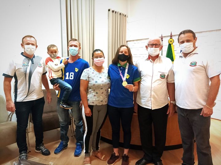 Campeã Mundial Escolar pela Seleção Brasileira Sub-15 de futsal, entrerriense é recepcionada por autoridades municipais