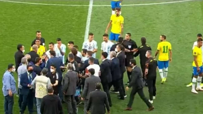 Partida entre Brasil e Argentina acaba suspensa. Decisão sobre o jogo deve vir da Fifa