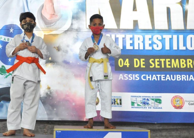Atleta maripaense conquista medalha de ouro no Paranaense de Karatê