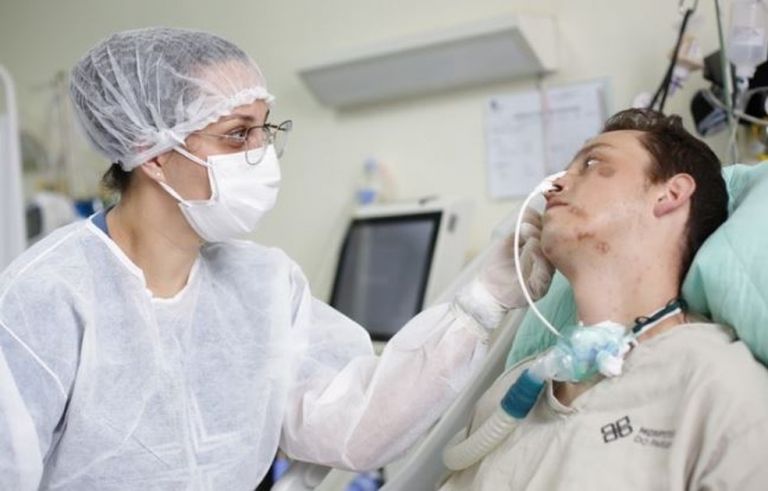 Com noivo internado com Covid no dia do casamento, padre abençoa casal em UTI de Cascavel