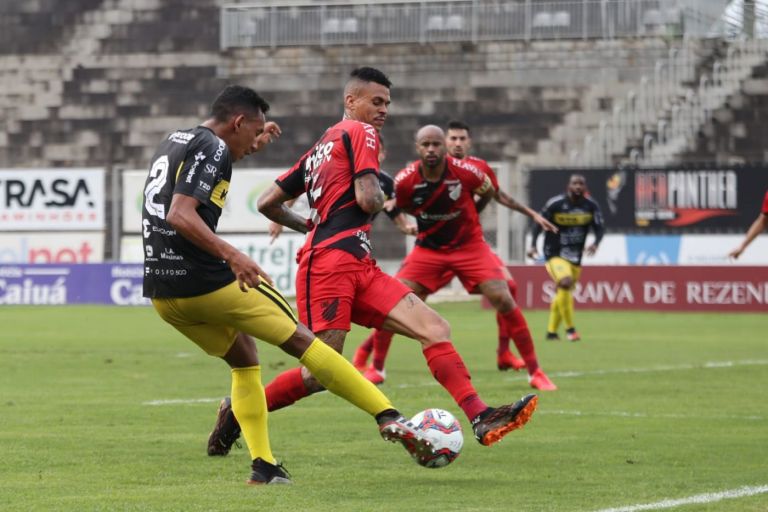 FC Cascavel vence Athletico de virada e está na final do Paranaense 2021