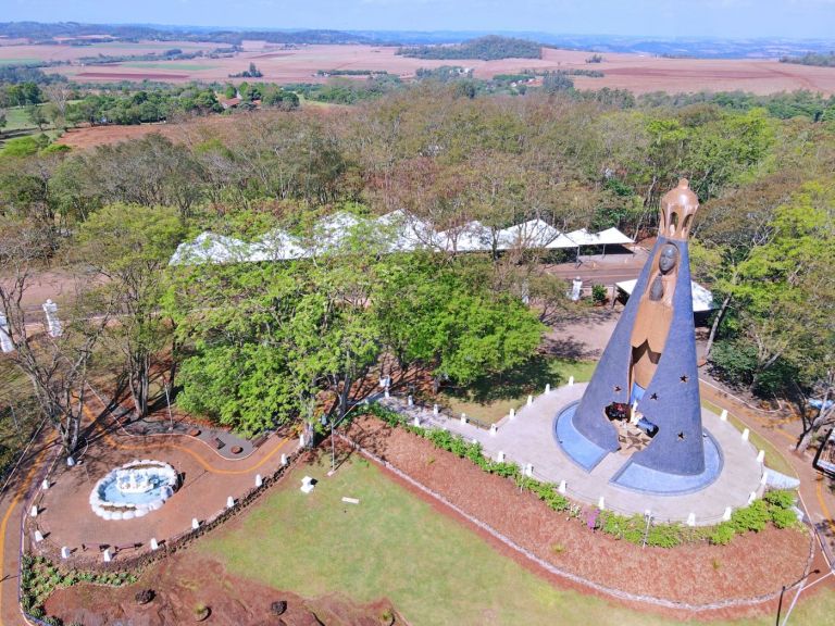 Tendas são instaladas no Monumento de Nossa Senhora Aparecida em Itaipulândia