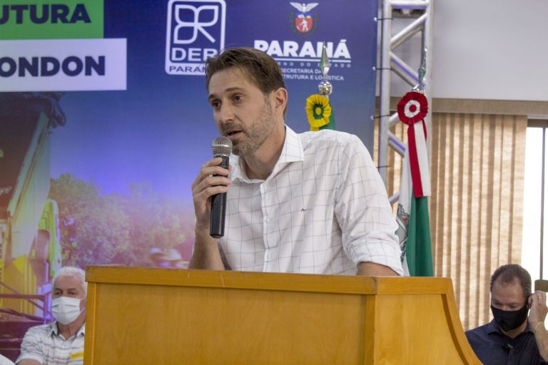 Prefeito Marcio Rauber apresenta ao governador pedido de 200 casas populares