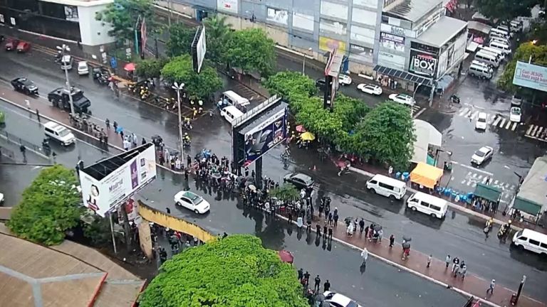 Protesto contra aumento da pena por invasão de terras no Paraguai forma fila de veículos na BR-277, em Foz do Iguaçu