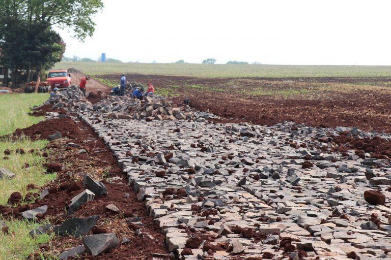 Pato Bragado dá sequência à pavimentação poliédrica contemplando a Linha Dois Vizinhos