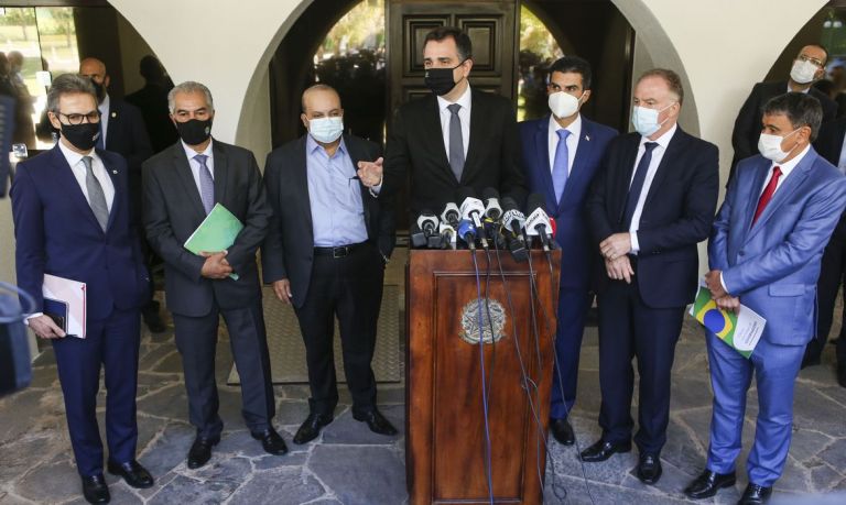 Governadores e presidente do Senado discutem defesa da democracia