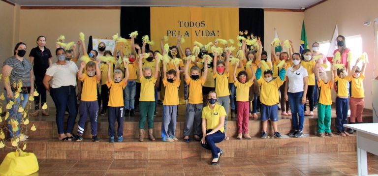 Alunos da Escola Municipal Willy Barth de Nova Santa Rosa se apresentam em alusão ao Setembro Amarelo