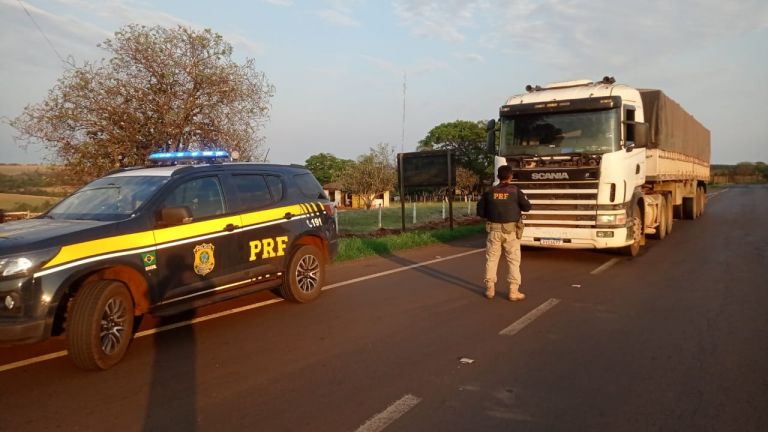 PRF apreende 350 mil maços de cigarros contrabandeados em carreta paraguaia; carga viria para Marechal Rondon