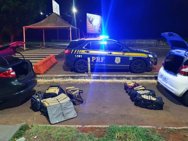 PRF apreende dois veículos carregados com maconha na região; droga totalizou 271 quilos