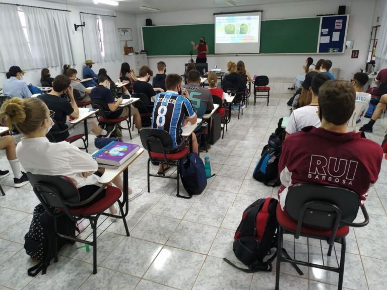 Estudantes do Rui Barbosa participam de palestra sobre saúde mental e vestibular