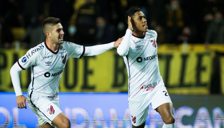 Com golaços, Athletico-PR vence e fica perto da final da Sul-Americana