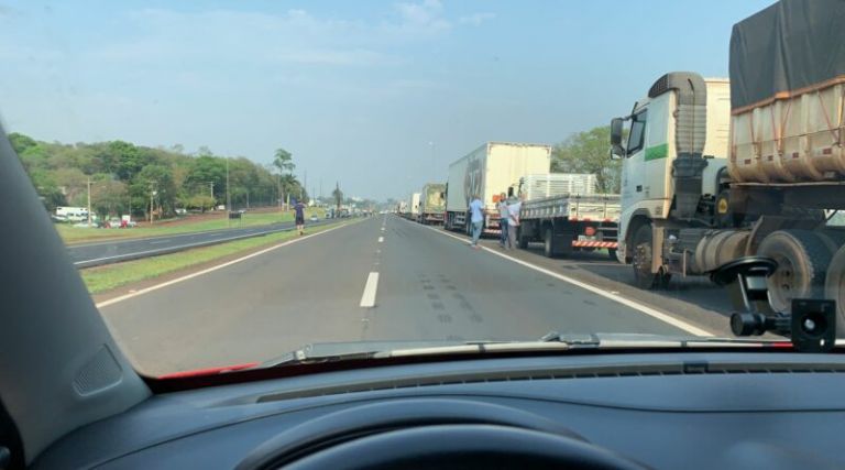 Protesto impede caminhões de rodar na BR-277