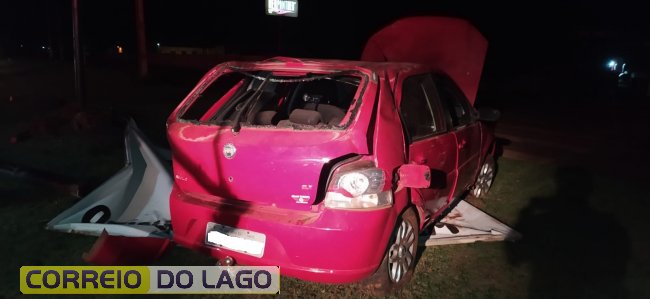 Jovem fica ferido após capotar veículo nas proximidades de fábrica em Santa Helena