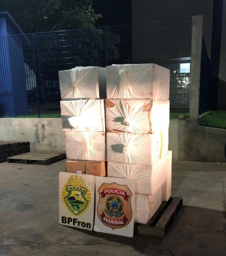 BPFron e Polícia Federal apreendem caminhão carregado com 3,5 mil pacotes de cigarros contrabandeados em Entre Rios do Oeste