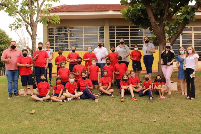 Dia da Árvore é comemorado com entrega de mais de 700 mudas nativas em Mercedes