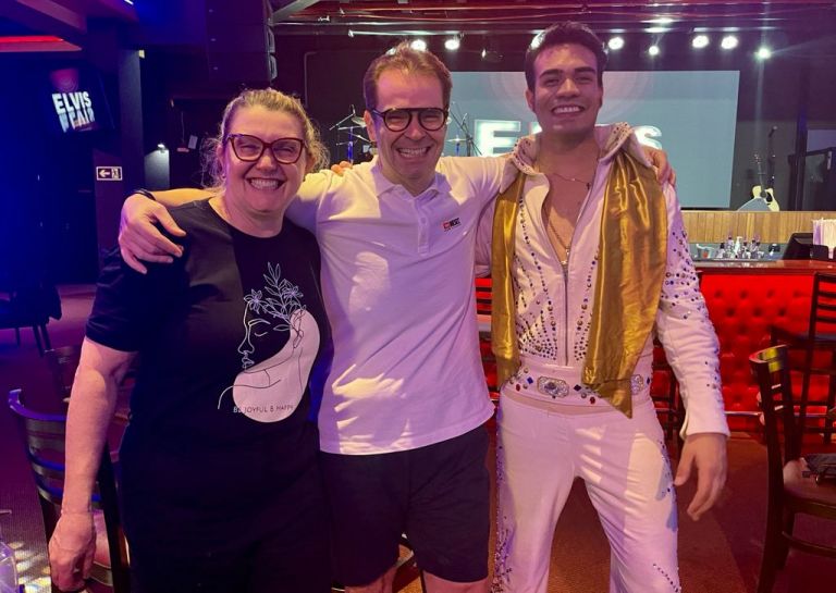 Tributo ao Elvis encanta jovens e cinquentões no Dreams Motor Show, em Foz do Iguaçu