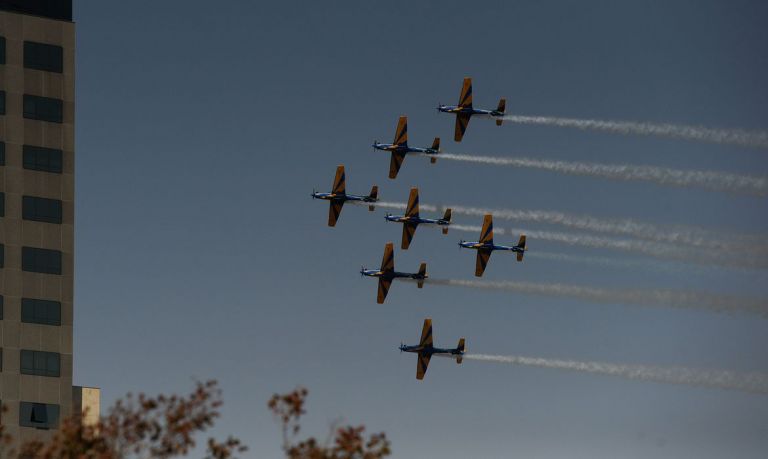 Esquadrilha da Fumaça encanta público em celebração no Alvorada