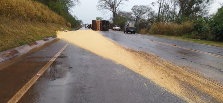 Vagão de carreta desprende e tomba na Serrinha do Bellé em Marechal Rondon; trafego está parcialmente interrompido