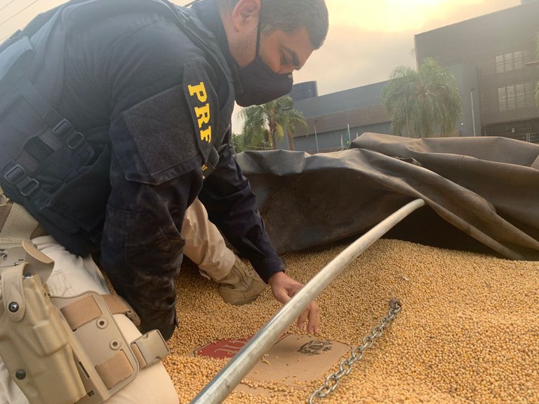 PRF apreende cigarros contrabandeados avaliados em R$ 1,5 milhão em Guaíra