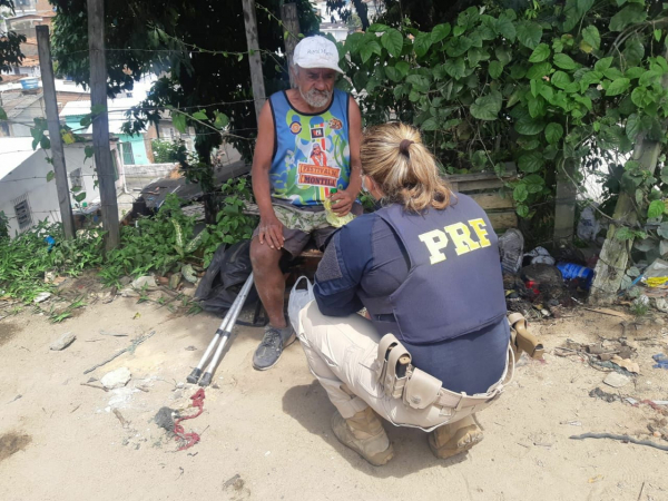 PRF e Corpo de Bombeiros resgatam idoso do Paraná às margens de rodovia na Grande Recife