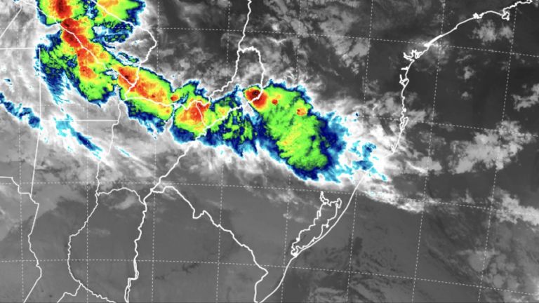 Frente fria avança pelo Sul do Brasil e provoca chuva, vento e queda de temperatura