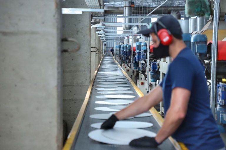 Capacidade instalada segue elevada e emprego mantém crescimento, diz CNI