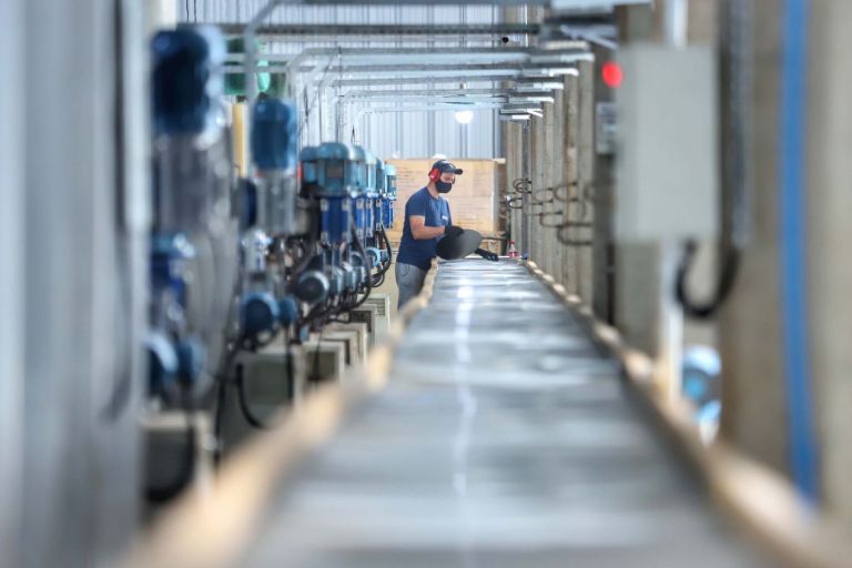 Produção industrial do Paraná cai em janeiro, mas em 12 meses resultado é positivo