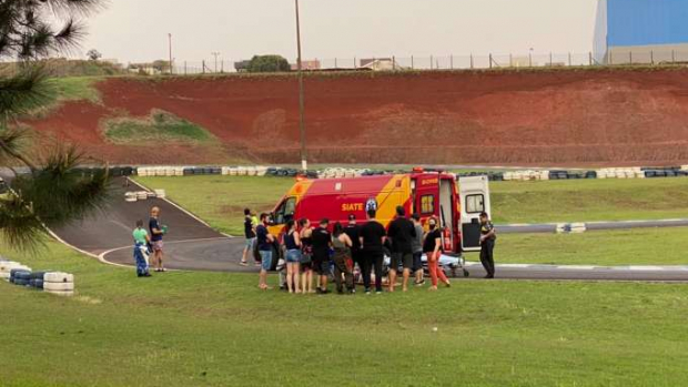 Karts batem durante treino no kartódromo de Cascavel
