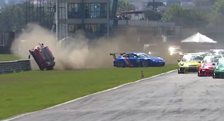 Porsche Cup tem acidente espetacular em Curitiba