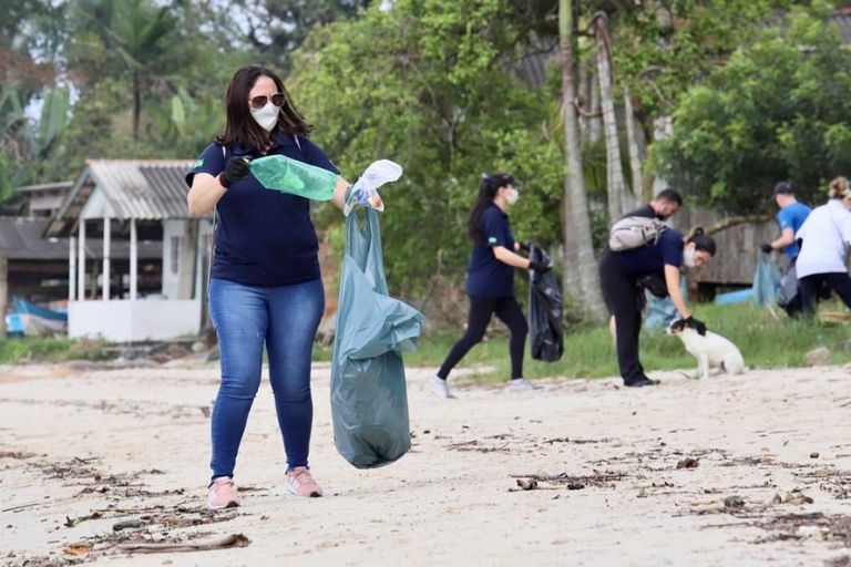 Voluntários da Portos do Paraná promovem ação de limpeza em duas comunidades