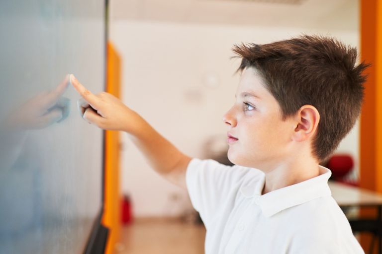 Instalação de lousas digitais em todas salas de aulas nas escolas municipais de Marechal Rondon deve iniciar em outubro