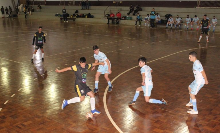 Pato Bragado vence Mercedes nos pênaltis na abertura dos Jogos da Juventude