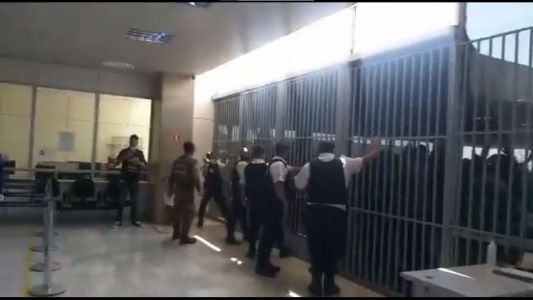 Grupo de apoiadores de Bolsonaro causa tumulto na porta do Ministério da Saúde; manifestantes continuam em frente ao STF