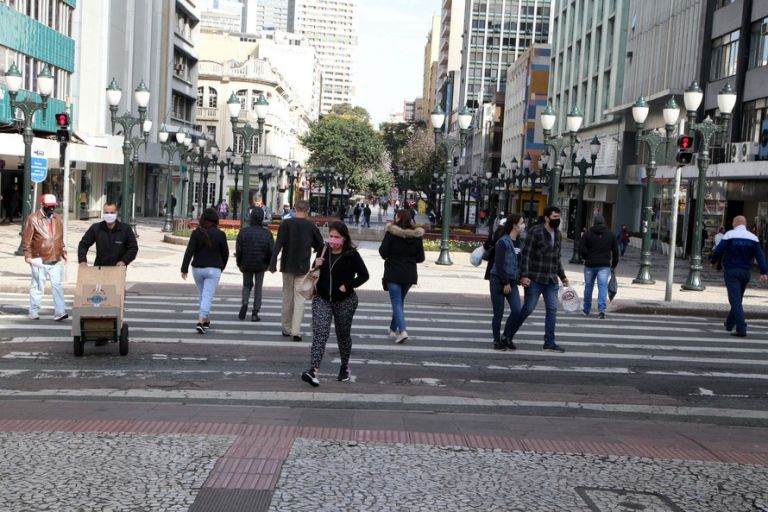 Paraná tem terceira maior taxa de transmissão da Covid-19 do Brasil, aponta monitoramento