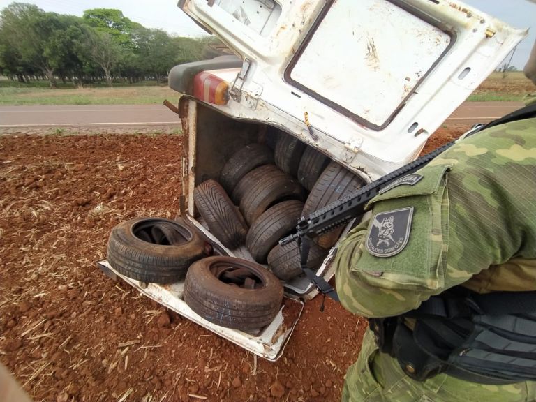 BPFron apreende Fiorino carregado com pneus contrabandeados em Pato Bragado