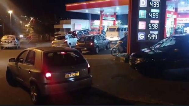 Receosos com a paralisação de caminhoneiros, motoristas fazem fila em postos de combustíveis em Toledo