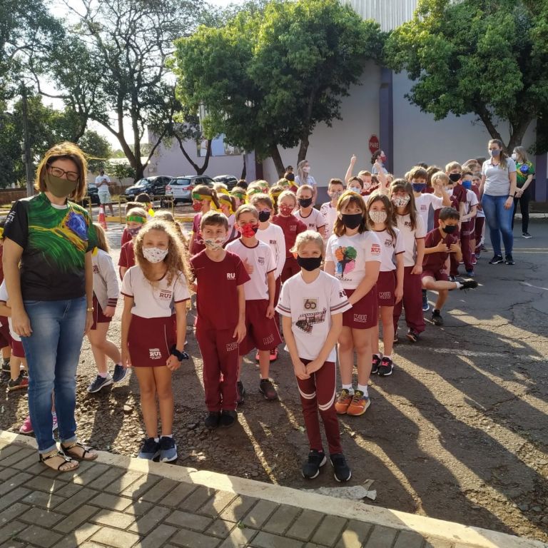 Colégio Rui Barbosa realiza ato cívico em alusão à Semana da Pátria