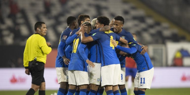 Seleção brasileira bate o Chile fora de casa e segue na liderança das Eliminatórias