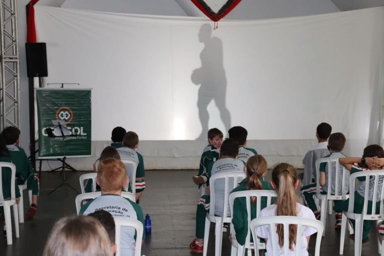 Teatro sobre exercício físico e alimentação saudável é apresentado a alunos de Marechal Rondon