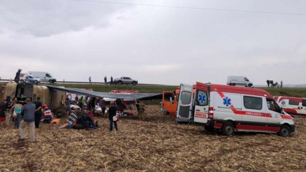 Cerca de 35 pessoas ficam feridas após ônibus tombar na BR-369, informa Samu