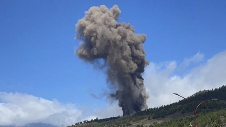 Erupção de vulcão em ilha de La Palma provoca fugas e destrói casas