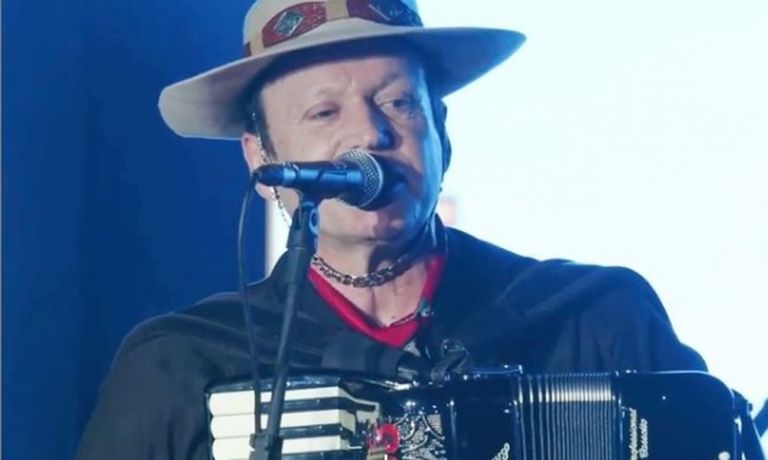 Vocalista da banda Garotos de Ouro morre em acidente com ônibus em Santa Catarina